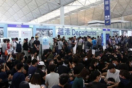 Biểu tình tiếp diễn, sân bay quốc tế Hong Kong lại đóng cửa
