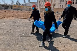 Rùng mình hố chôn tập thể hơn 800 dân thường tại Raqqa