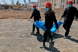 Rùng mình hố chôn tập thể hơn 800 dân thường tại Raqqa
