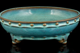 Run rẩy vì bát đựng tiền lẻ hóa ra là cổ vật hàng tỷ đồng