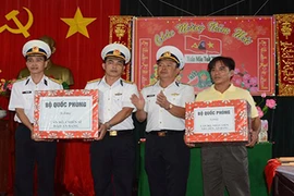 Quân chủng Hải quân chuyển quà Tết ra quần đảo Trường Sa