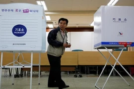 Toàn cảnh cử tri Hàn Quốc bỏ phiếu bầu tổng thống mới
