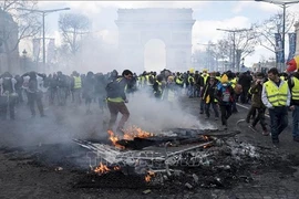 Cảnh sát Pháp đụng độ người biểu tình "Áo vàng" trong ngày Quốc khánh