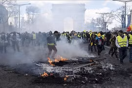 Cảnh sát Pháp đụng độ người biểu tình "Áo vàng" trong ngày Quốc khánh
