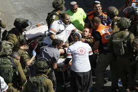 Chùm ảnh người Palestine cầm dao tấn công binh sĩ Israel