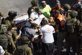 Chùm ảnh người Palestine cầm dao tấn công binh sĩ Israel