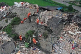 Tan hoang vụ động đất 200 người thương vong ở Trung Quốc