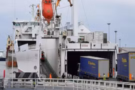 Giải cứu nhiều người nhập cư còn sống khỏi xe tải đông lạnh đến Anh