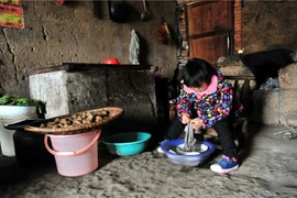 Hiếu thảo bé gái 7 tuổi một mình chăm sóc ông bà