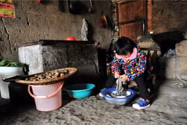 Hiếu thảo bé gái 7 tuổi một mình chăm sóc ông bà