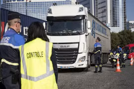 Pháp tìm thấy hàng chục người nhập cư còn sống trong xe tải