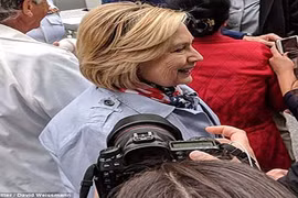 Khoảnh khắc tái xuất “kỳ lạ” của cựu Ngoại trưởng Mỹ Hillary Clinton