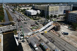 Tan hoang hiện trường sập cầu gần 1.000 tấn ở Mỹ