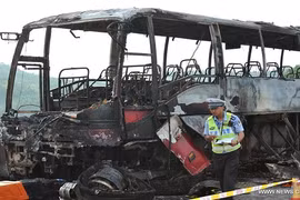 Hiện trường cháy xe chở khách ở TQ làm 35 người chết