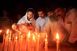 Ảnh tưởng niệm nạn nhân vụ đánh bom kinh hoàng ở Pakistan