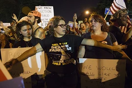 Biểu tình dữ dội sau ngày thứ 2 Đại hội Đảng Dân chủ