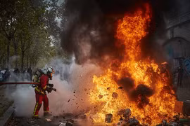 Toàn cảnh "kinh đô ánh sáng" Paris chìm trong hỗn loạn vì biểu tình