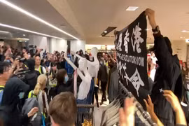 Hong Kong: Người biểu tình tấn công cảnh sát đêm Giáng sinh