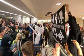 Hong Kong: Người biểu tình tấn công cảnh sát đêm Giáng sinh