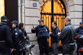 Pháp xác định danh tính nghi phạm tấn công tại Bảo tàng Louvre