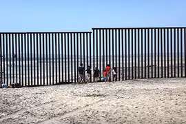 Sừng sững “bức tường thép” ngăn cách Mỹ-Mexico