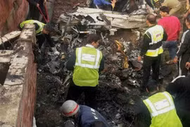 Hiện trường máy bay rơi ở Ấn Độ, 10 người thiệt mạng