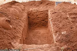 Nghịch tử đào mộ lấy xương cốt của cha mẹ để bán