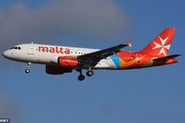 Máy bay quay đầu đón khách bị bỏ rơi ở sân bay