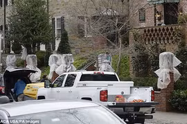 Thêm ảnh gia đình Tổng thống Obama dọn đồ về nhà mới