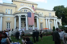 Cận cảnh “nơi ăn chốn ở” của Đại sứ Mỹ ở Moscow