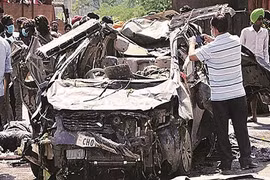 Ấn Độ: Xe buýt lao xuống hẻm núi, 44 người thương vong