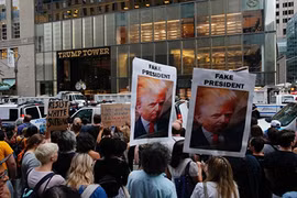 Hàng trăm người biểu tình trước Tháp Trump ở New York