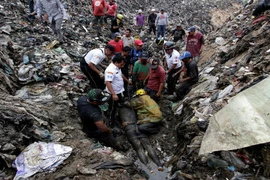 Sạt lở bãi rác khổng lồ, chôn vùi hàng chục người 