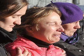 Thân nhân hành khách máy bay Nga rơi khóc lóc thảm thiết