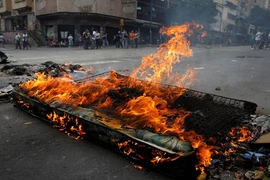 Vì sao người dân phóng hỏa gần Dinh Tổng thống Venezuela?