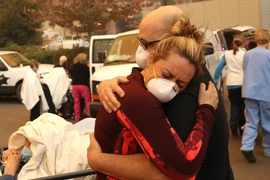 Xúc động loạt ảnh ấm tình người trong thảm họa cháy rừng California