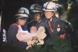 Khoảnh khắc cứu bé sơ sinh trong trận động đất ở Nhật Bản