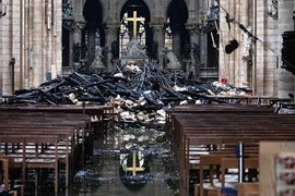Tan hoang bên trong Nhà thờ Đức Bà Paris sau vụ cháy kinh hoàng