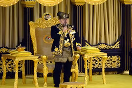 Quốc vương trẻ nhất Malaysia đăng quang ở hoàng cung tráng lệ