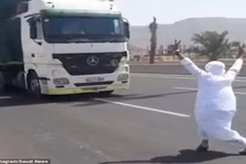 Video: Kinh hoàng thanh niên Ả Rập nhảy nhót trước xe tải đang chạy nhanh