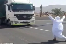 Video: Kinh hoàng thanh niên Ả Rập nhảy nhót trước xe tải đang chạy nhanh