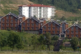 Mục kích loạt biệt thự Hàn Quốc trên núi Kim Cương bị ông Kim bắt đập bỏ