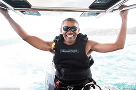 Xem cựu Tổng thống Barack Obama lướt ván trên biển