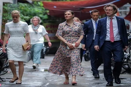 Công chúa Thụy Điển ghé quán vỉa hè Hà Nội ăn bún bò Nam Bộ