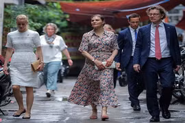 Công chúa Thụy Điển ghé quán vỉa hè Hà Nội ăn bún bò Nam Bộ