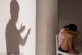 Ông bố ác quỷ “dâng” con gái cho bạn cưỡng bức tập thể