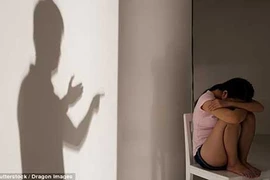 Ông bố ác quỷ “dâng” con gái cho bạn cưỡng bức tập thể