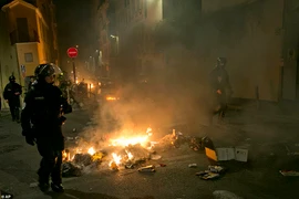 Thủ đô Paris chìm trong khói lửa biểu tình tuần thứ 9