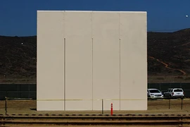 Cận cảnh 8 mẫu tường biên giới Mỹ-Mexico đang được xây dựng