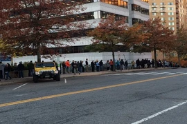 Ảnh: Cử tri Mỹ xếp hàng dài đi bỏ phiếu ngày bầu cử